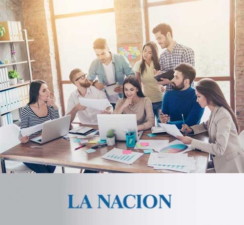 grupo de jóvenes en reunión de trabajo