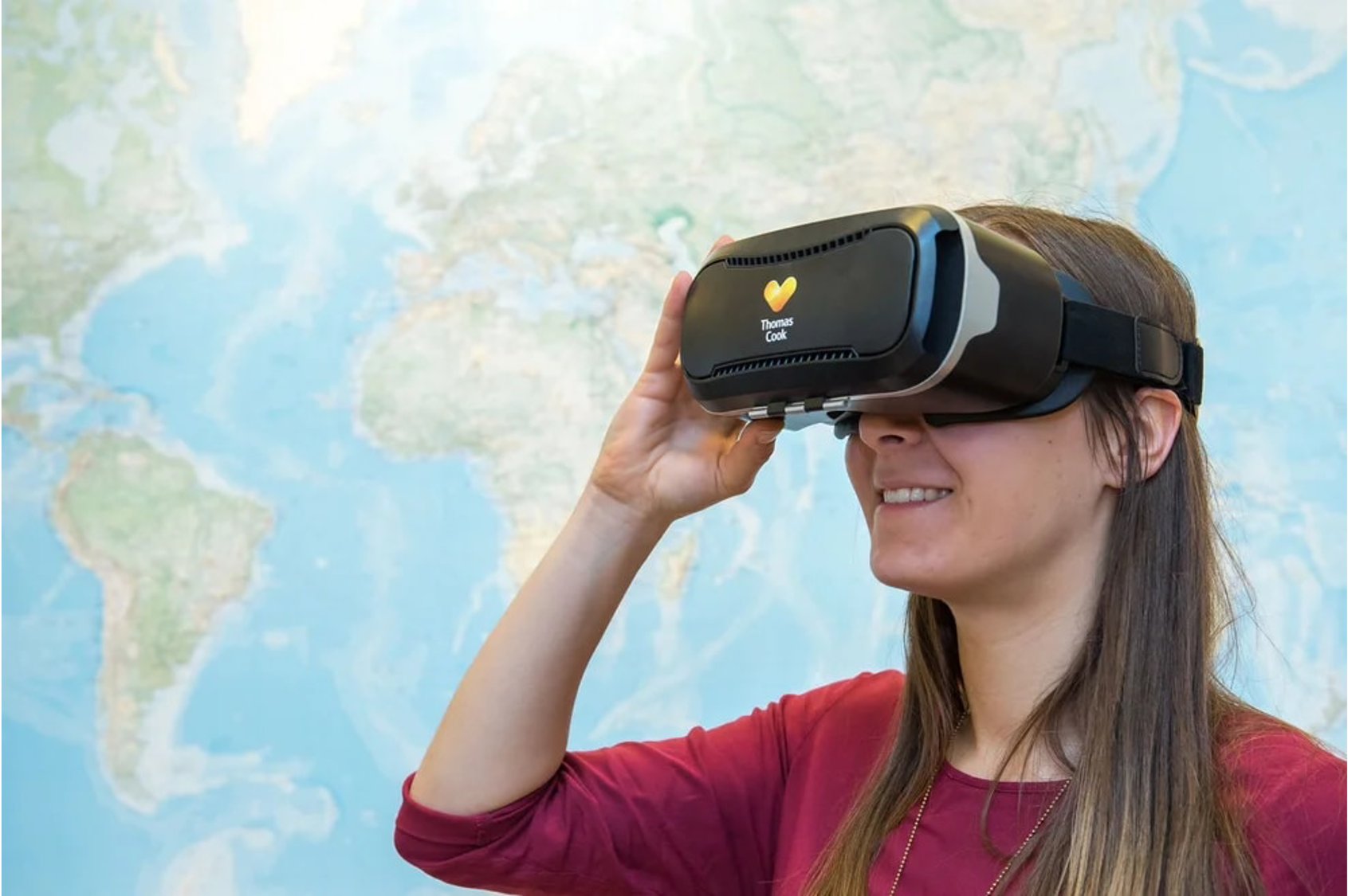mujer con lentes de realidad virtual